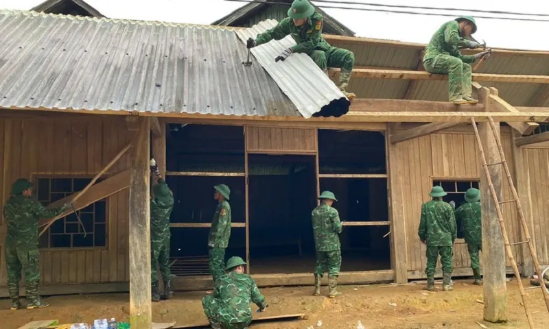 Bộ đội Biên phòng hỗ trợ di dời nhà người dân ở miền núi Đà Nẵng đến khu tái định cư mới