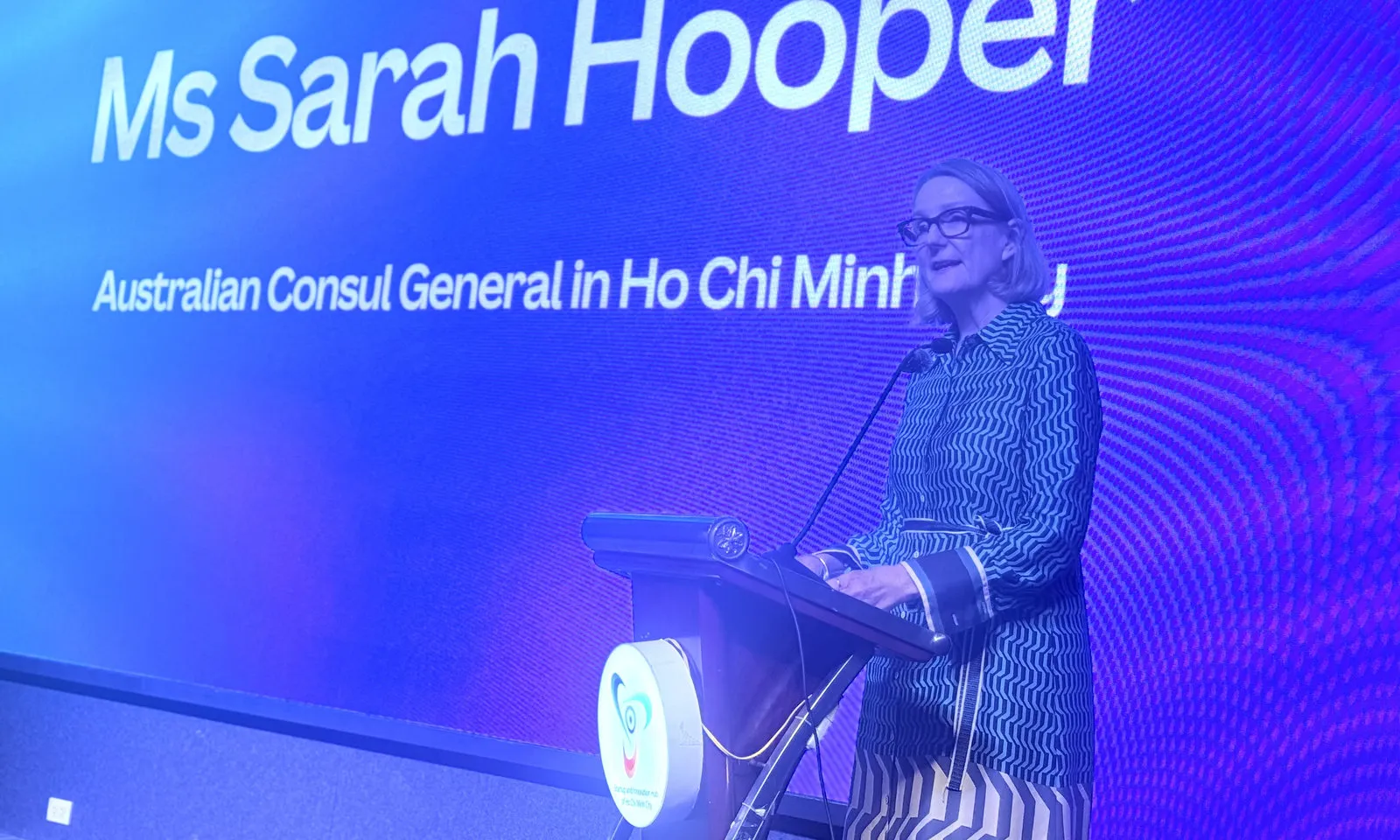 anh-ba-tong-lanh-su-uc-sarah-hopper_20251211163847jpeg_voh