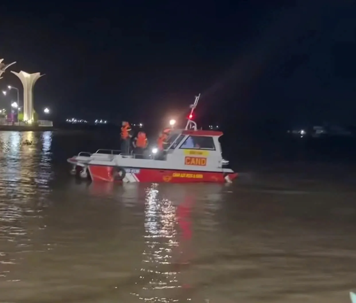 mat-tich-tren-song-tien-1765508202604364684145