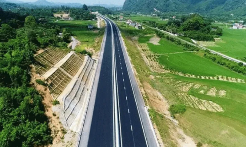 Cao tốc gấp rút về đích dịp 19/12