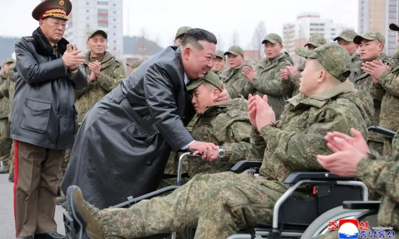 Ông Kim Jong Un tuyên dương binh sĩ trở về từ Nga