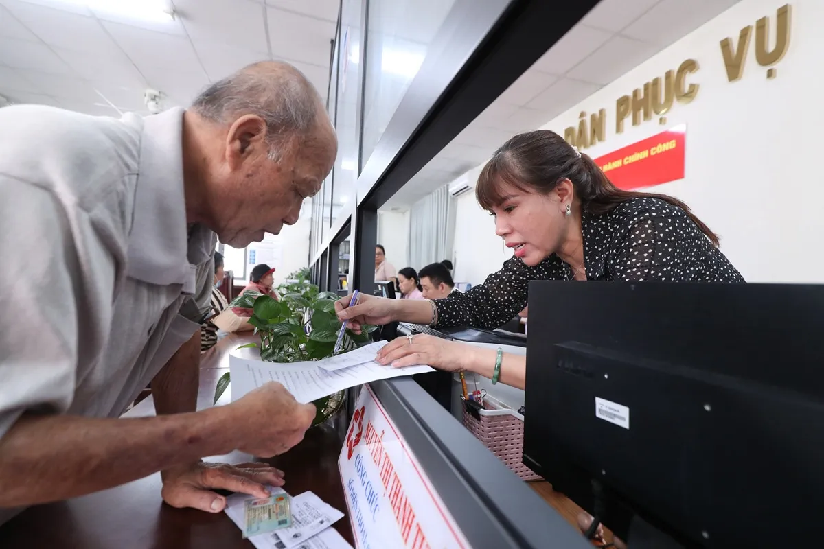 can-bo-cong-chuc-xa-binh-hung-tp-hcm-huong-dan-nguoi-dan-lam-thu-tuc-hanh-chinh-tai-trung-tam-phuc-vu-hanh-chinh-cong-xa-anh-hoang-trieu30-17521898986131412513735-s