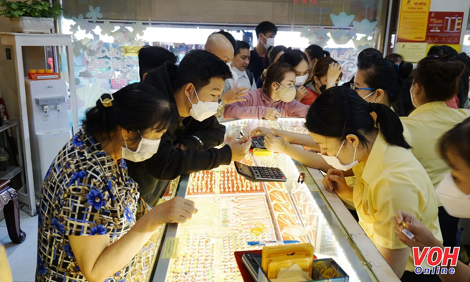 Giá vàng 14/12: SJC giữ mốc 156 triệu đồng/lượng, thế giới đi ngang