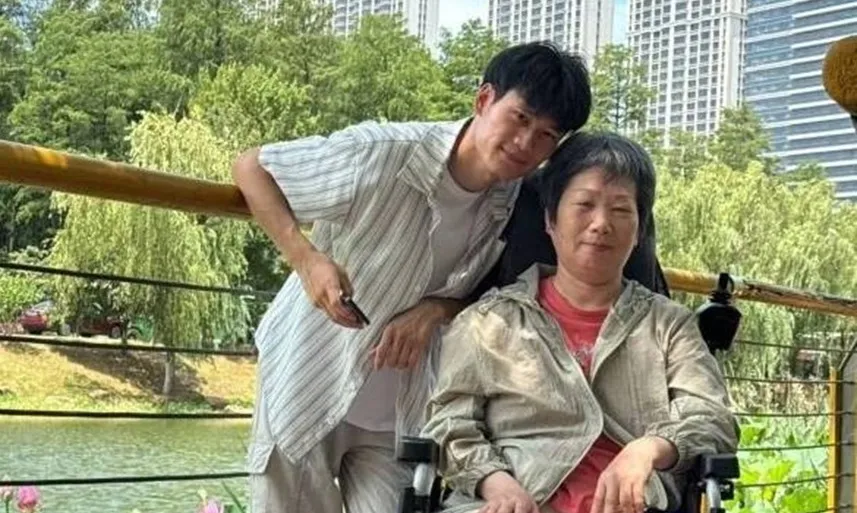 Chàng trai bỏ việc, cải tạo nhà xe đưa mẹ liệt nửa người đi khắp Trung Quốc