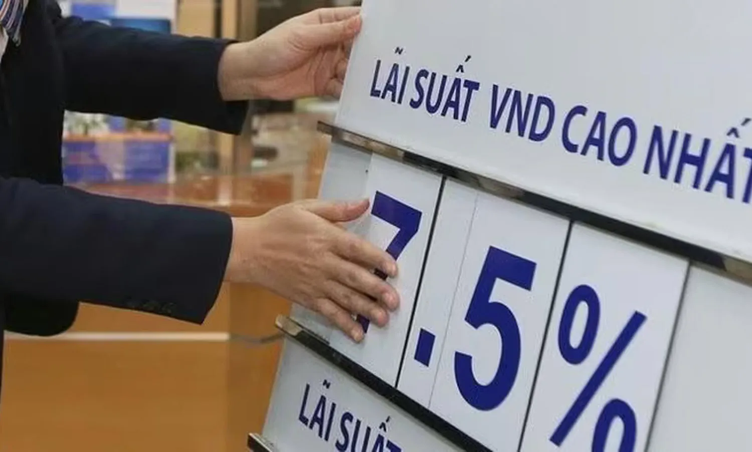 Lãi suất tiết kiệm tăng mạnh, nhiều ngân hàng vượt 6%/năm