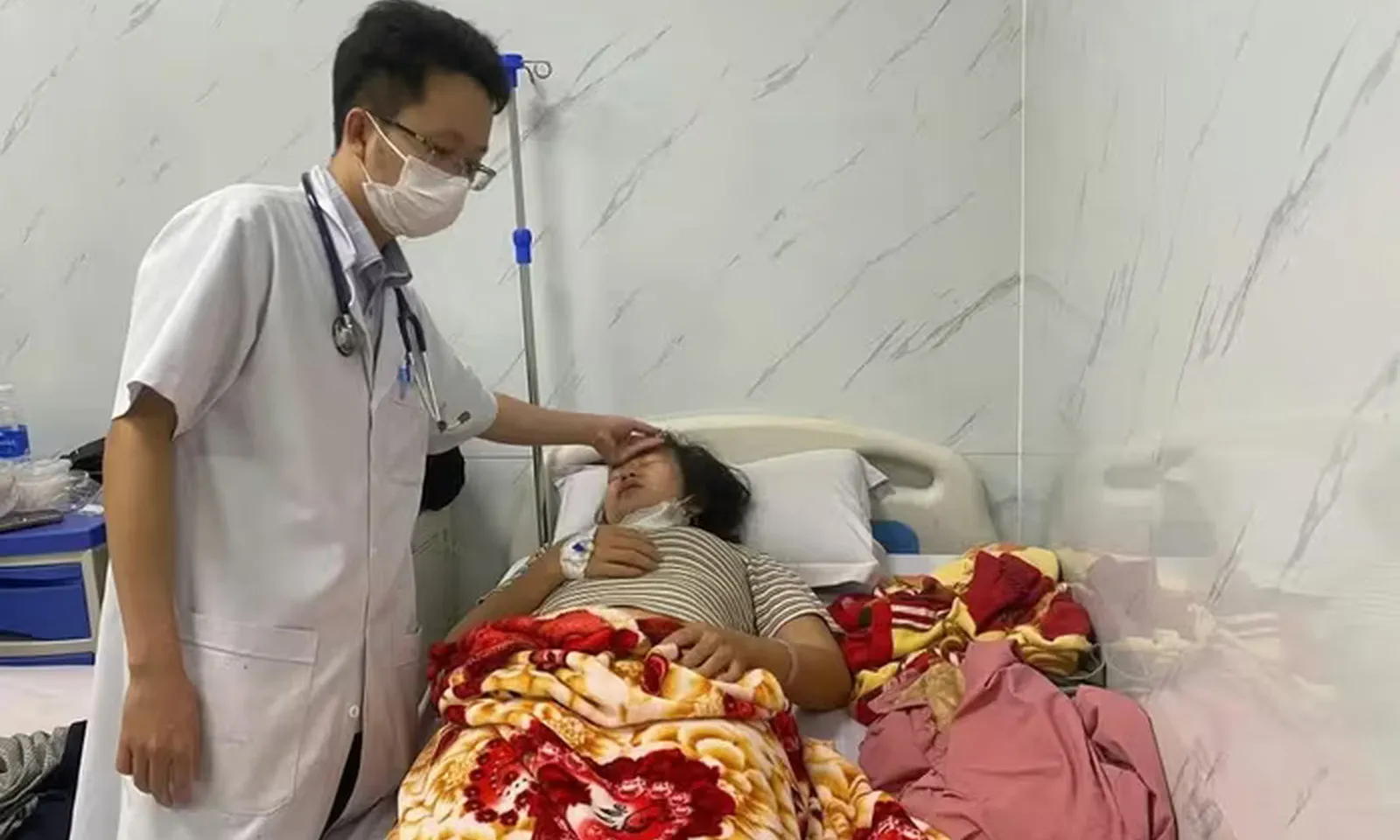 Gần 30 người nhập viện nghi ngộ độc sau khi ăn bánh mì ở Quảng Ngãi