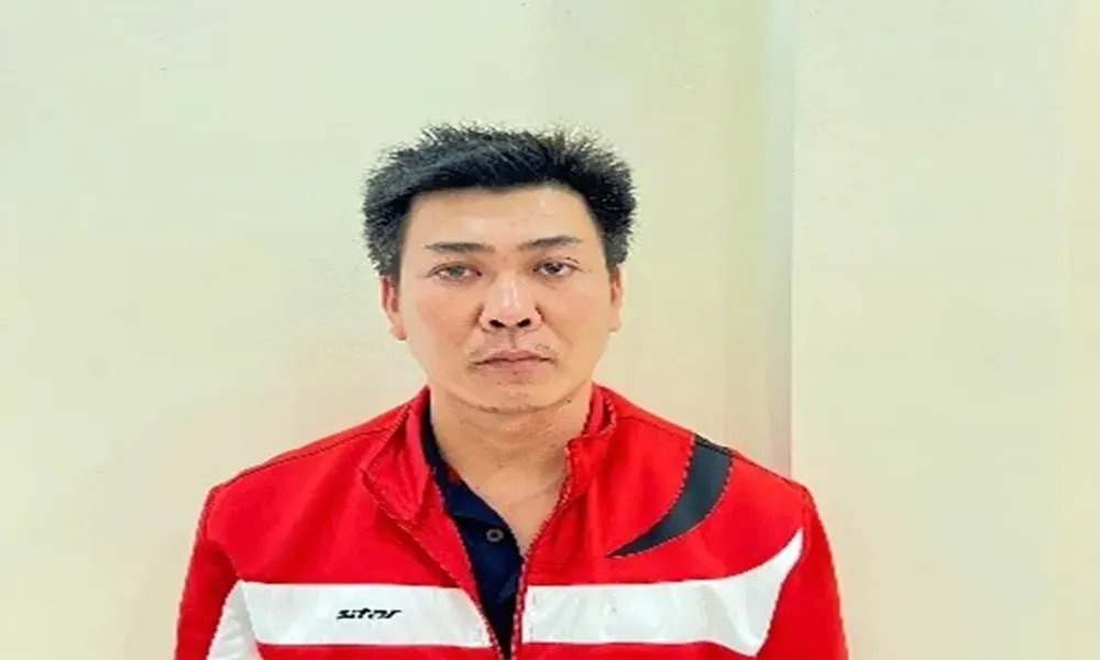 Nhận tiền giúp đồng nghiệp, mang đi trả nợ và đánh bạc