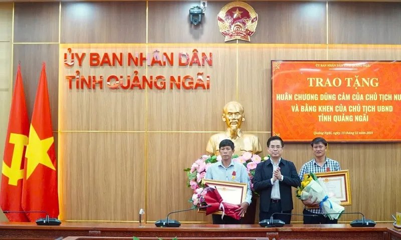 Trao Huân chương Dũng cảm của Chủ tịch nước cho hai công dân Lý Sơn