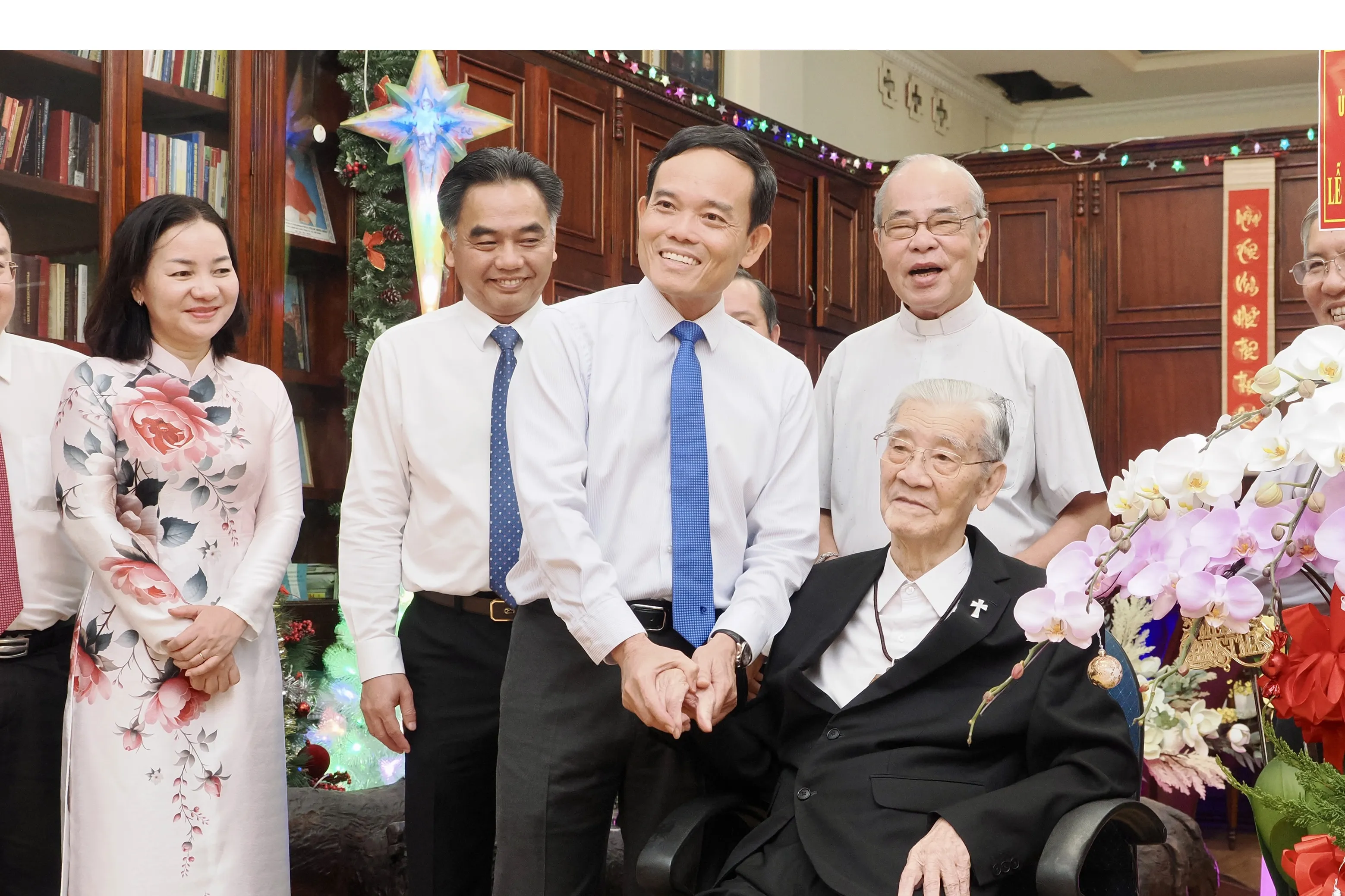 Bí thư Thành ủy TPHCM Trần Lưu Quang thăm, chúc mừng Giáng sinh Đức Hồng y Gioan Baotixita Phạm Minh Mẫn tại Trung tâm Mục vụ Tổng Giáo phận TPHCM. Ảnh Hoàng Hùng
