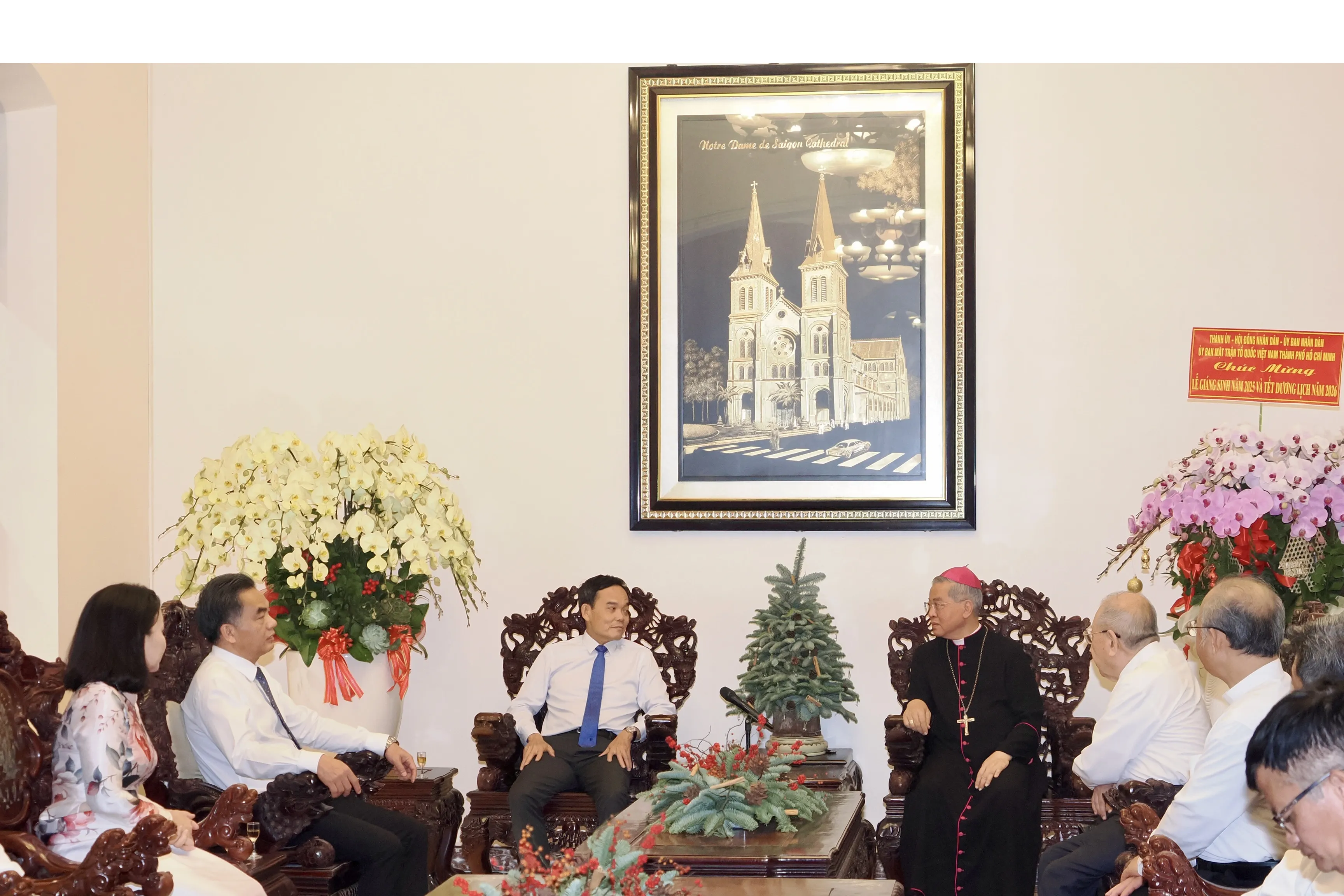 Bí thư Thành ủy TPHCM Trần Lưu Quang trao đổi với Đức Tổng Giám mục Giuse Nguyễn Năng. Ảnh Hoàng Hùng