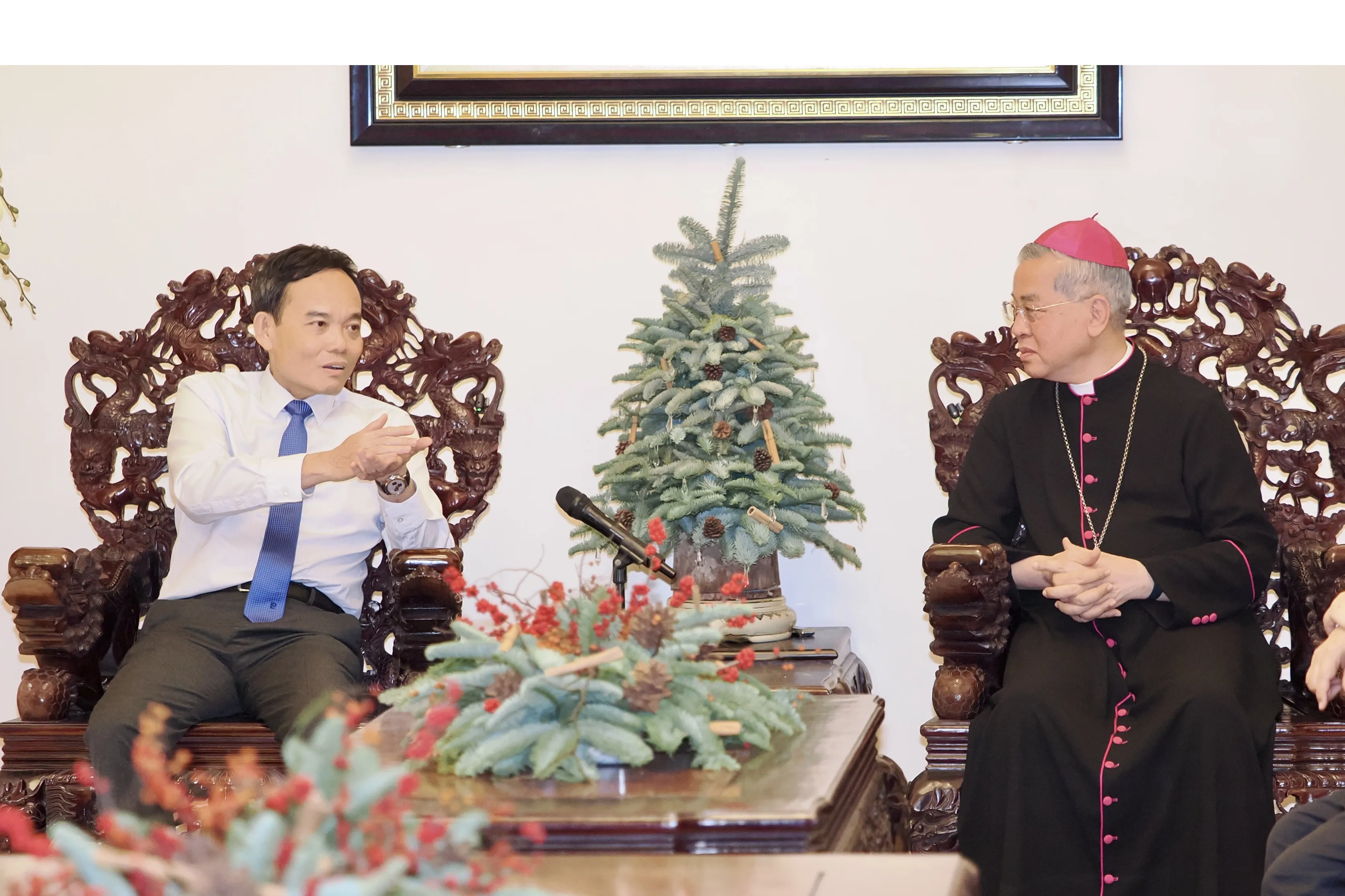 Bí thư Thành ủy TPHCM Trần Lưu Quang trao đổi với Đức Tổng Giám mục Giuse Nguyễn Năng, Tổng Giám mục Tổng Giáo phận TPHCM. Ảnh Hoàng Hùng