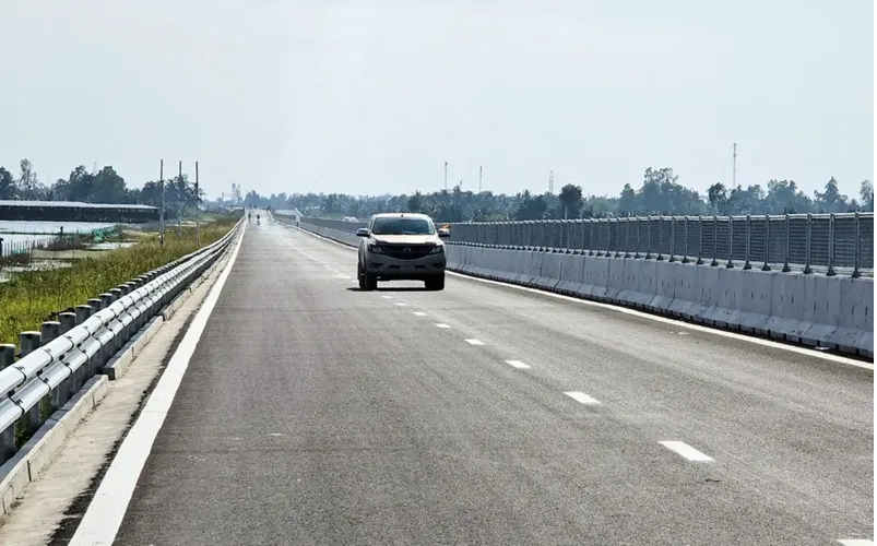 Cao tốc Cần Thơ - Cà Mau trước ngày thông xe. Ảnh PLO