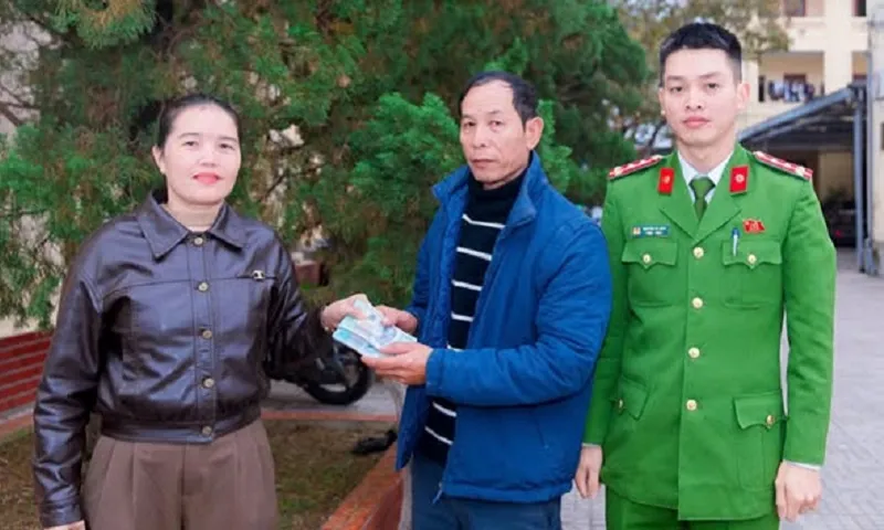 Người phụ nữ tìm chủ nhân chiếc áo khoác có hơn 22 triệu đồng