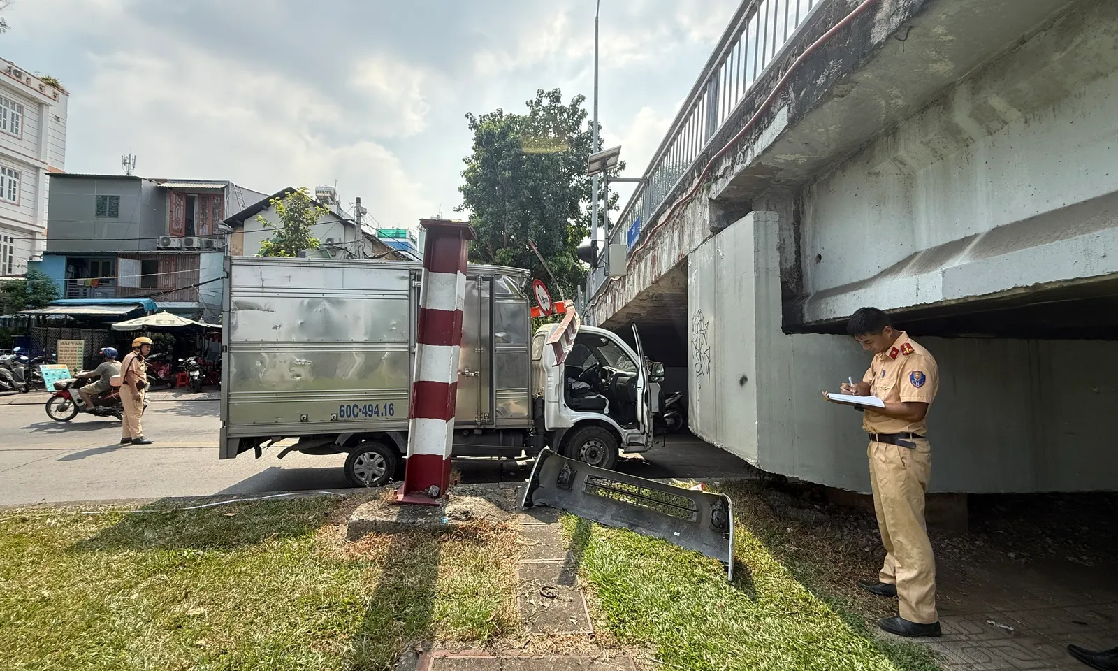 Xe tải tông sập thanh hạn chế chiều cao gầm cầu Bùi Hữu Nghĩa trên đường Hoàng Sa