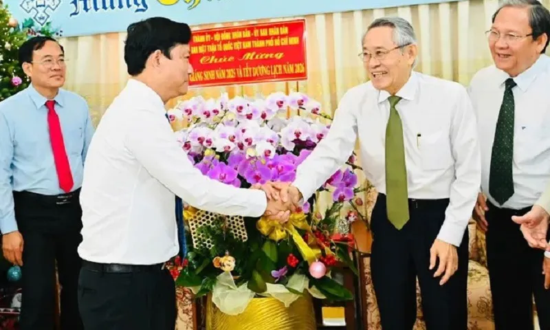 Lãnh đạo TPHCM thăm, chúc mừng Giáng sinh