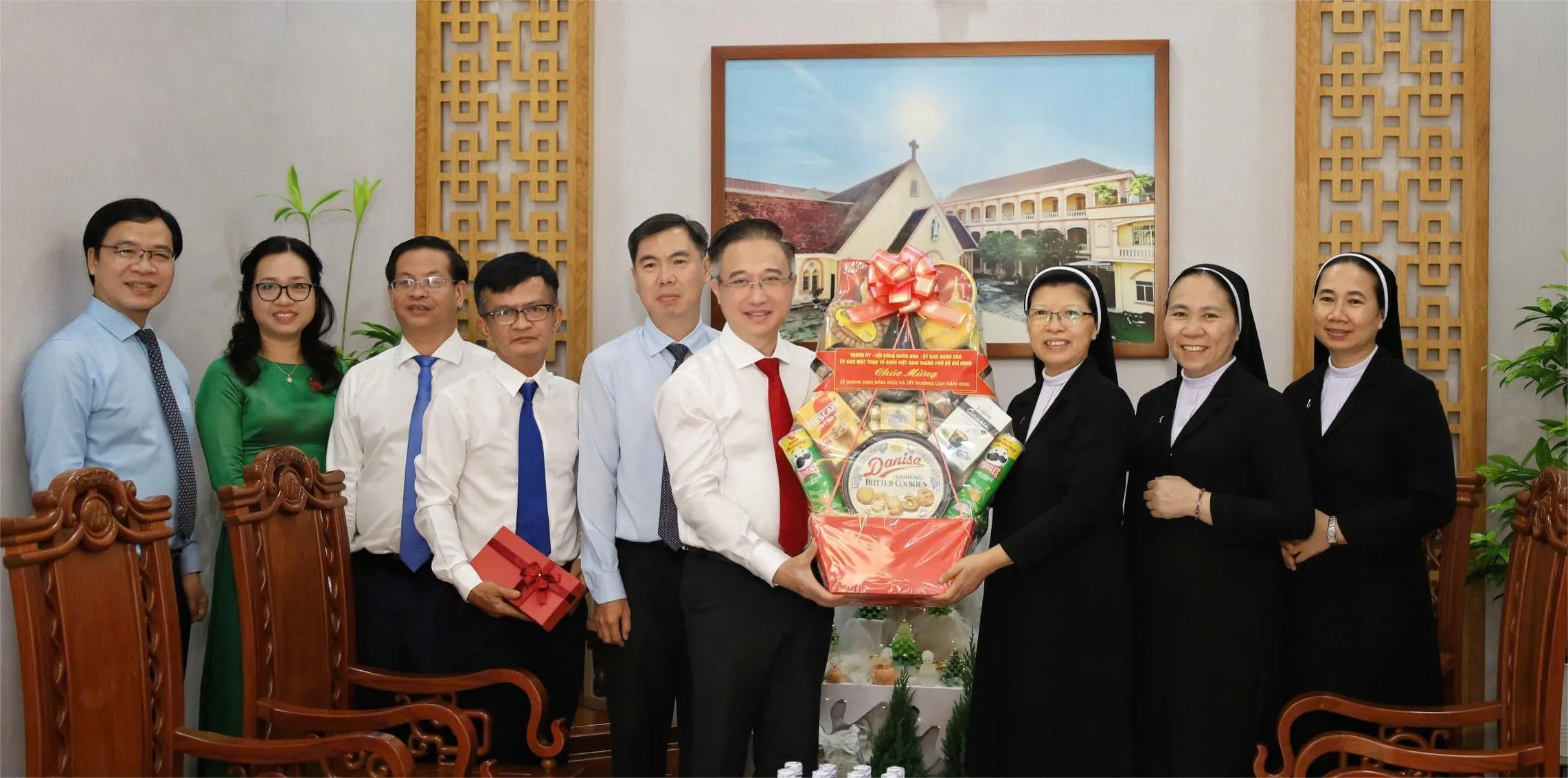 Phó Bí thư Thành ủy TPHCM Đặng Minh Thông thăm Dòng Mến Thánh Giá Chợ Quán