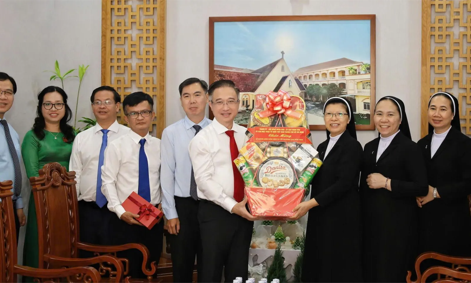 Tin: Lãnh đạo Thành phố thăm, chúc mừng Giáng sinh các tổ chức Công giáo