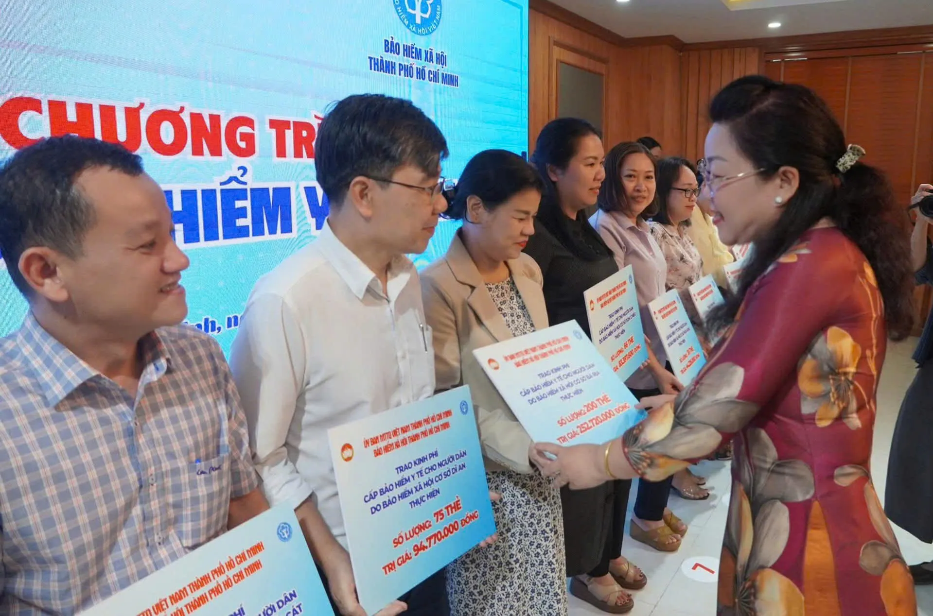 BA NGUYEN HONG HANH TRAO BANG BIEU TRUNG CHO BHXH CO SO