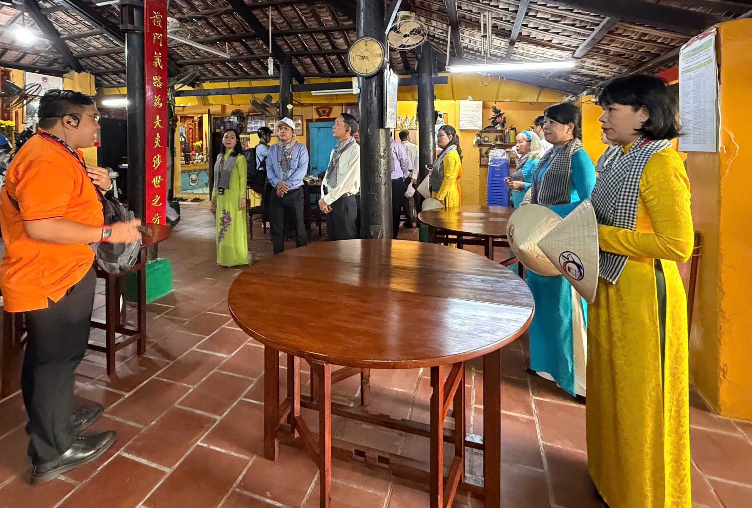 Du khách nghe thuyết minh tại Đình Xuân Hoà