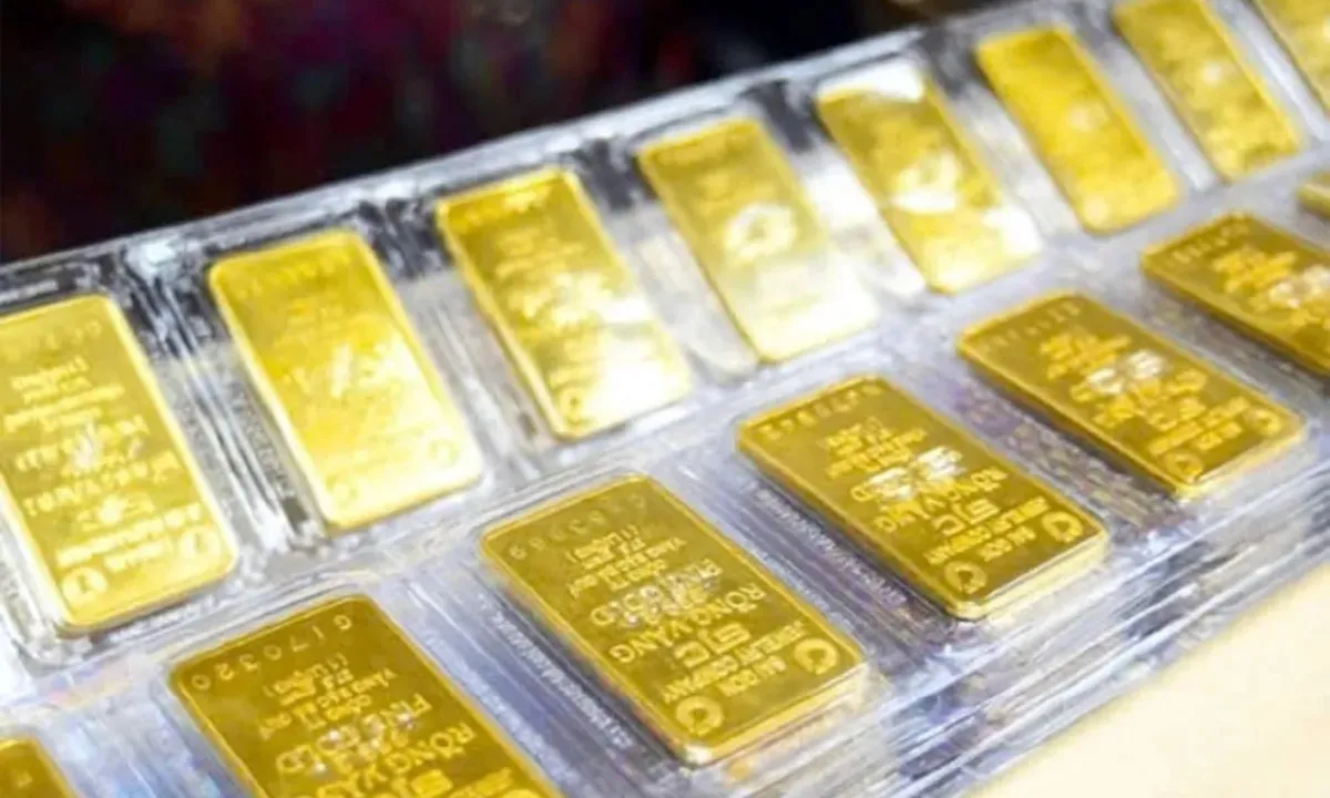 Vàng trong nước “đứng giá” sát đỉnh, thế giới hạ nhẹ