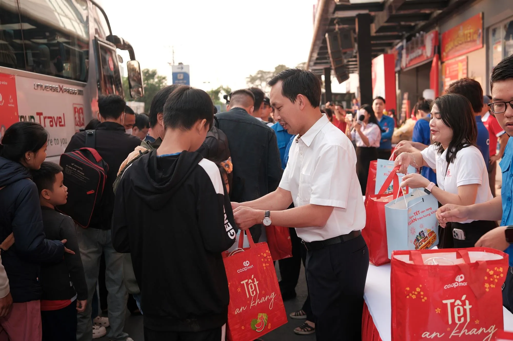 Hinh 1-Đồng chí Vũ Anh Khoa gửi đến những phần quà Tết 2025 đến hành khách trước khi khởi hành