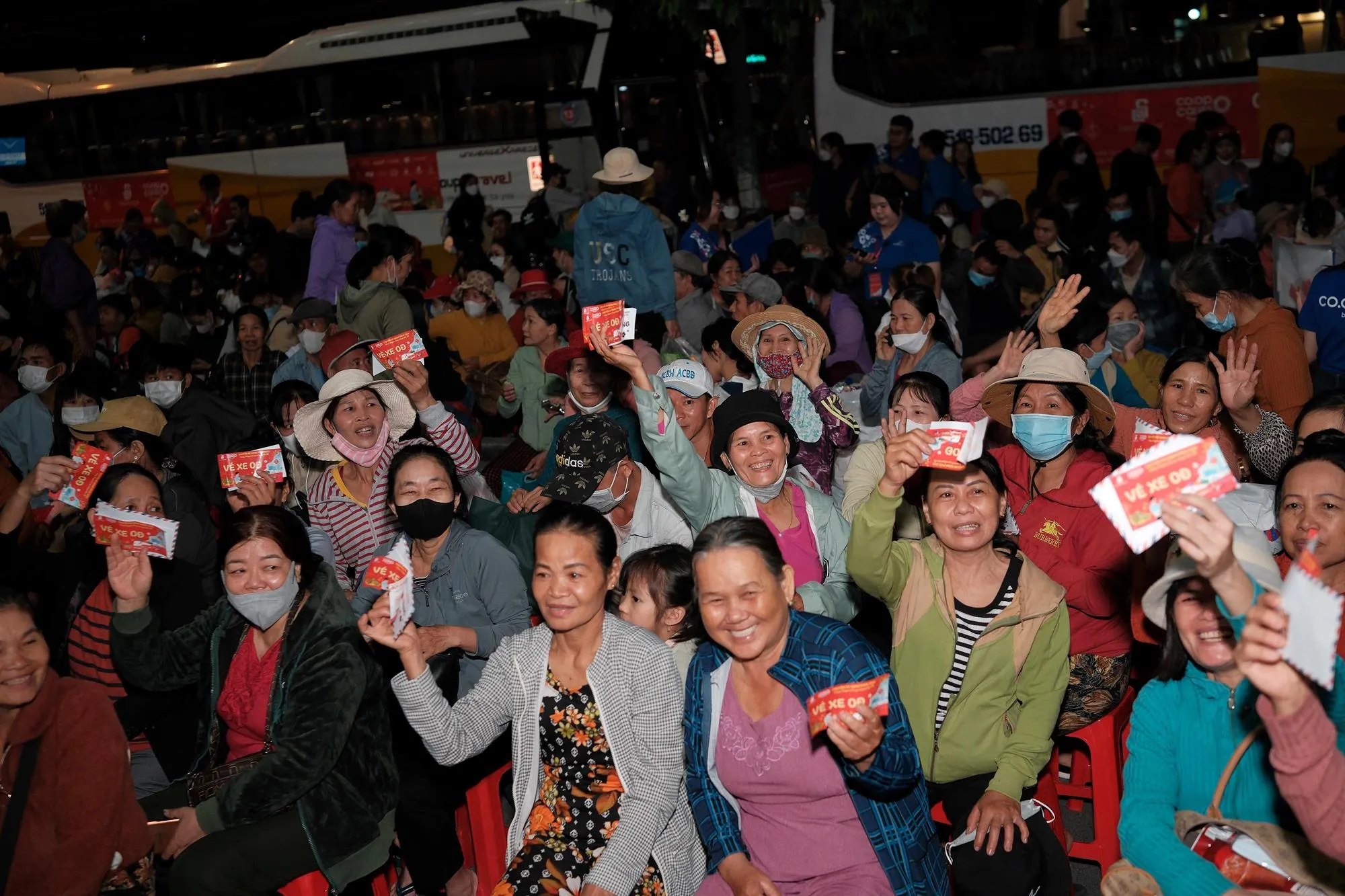 Hinh 5-Bà con háo hức sẵn sàng lên xe về quê ăn Tết cùng Saigon Co.op năm 2025