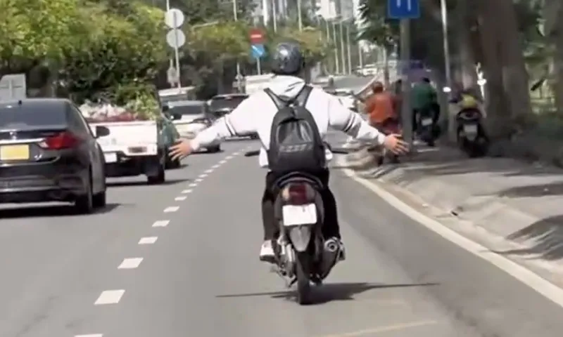 CSGT TPHCM xử lý thanh niên buông hai tay khi điều khiển xe máy