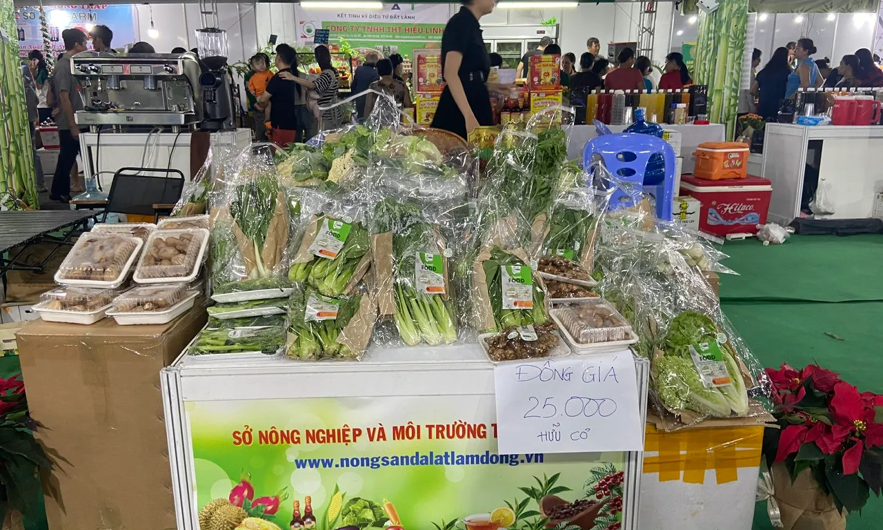 Người dân thành phố thích thú với trái cây độc, lạ