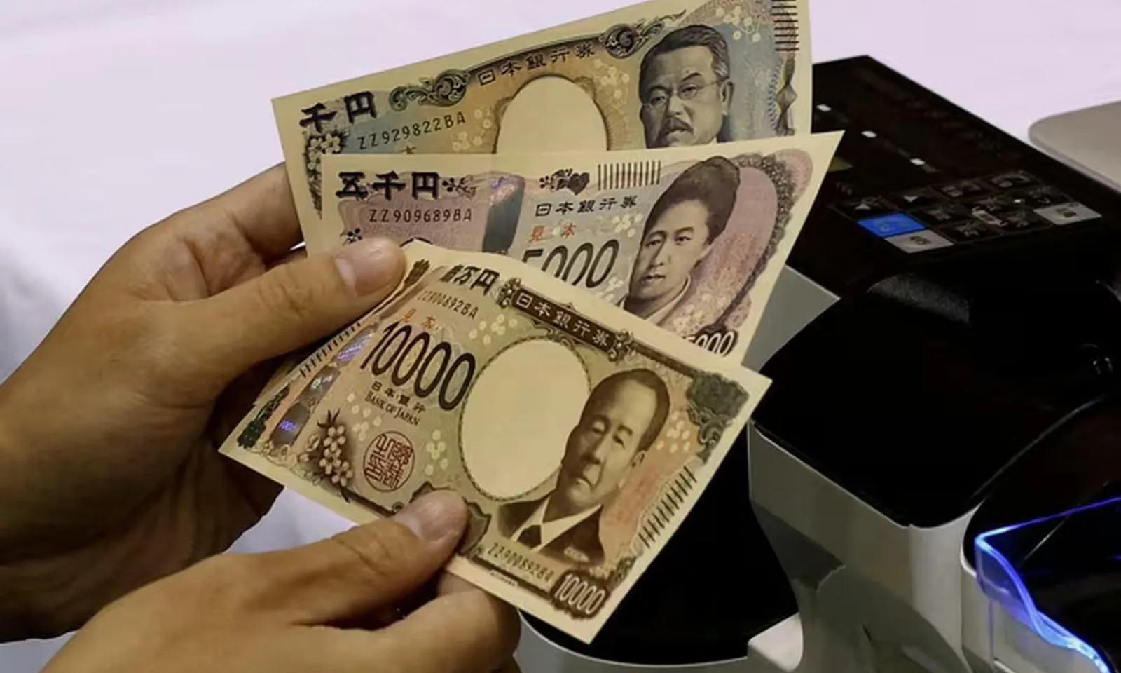 Vì sao đồng yên vẫn rớt giá dù Ngân hàng Trung ương Nhật tăng lãi suất mạnh nhất 30 năm?