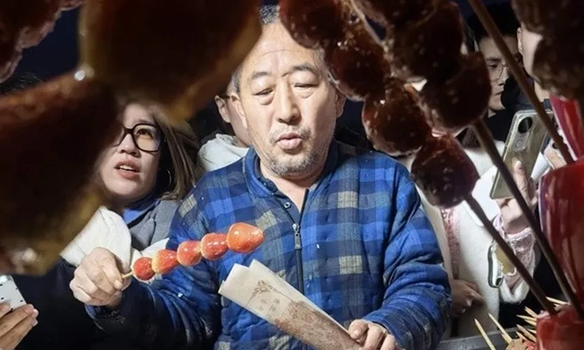 Xúc động cảnh ông lão bán kẹo nuôi 3 cháu mồ côi trước cổng học viện