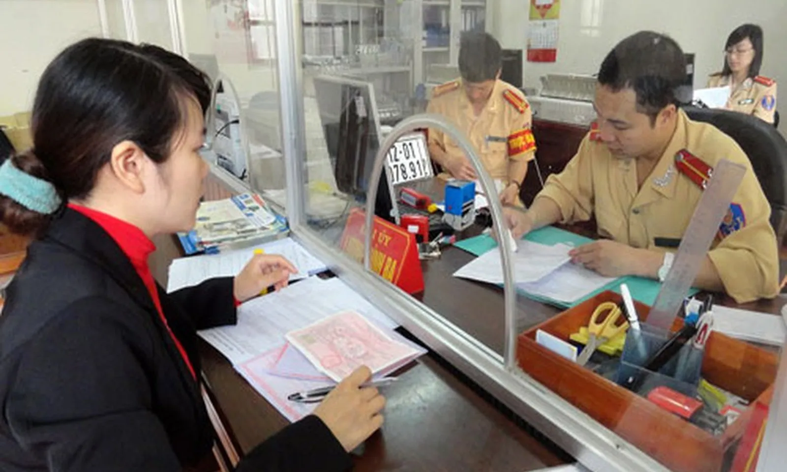 Đăng ký xe, bấm biển số định danh: Tự làm thế nào cho nhanh, đúng quy trình