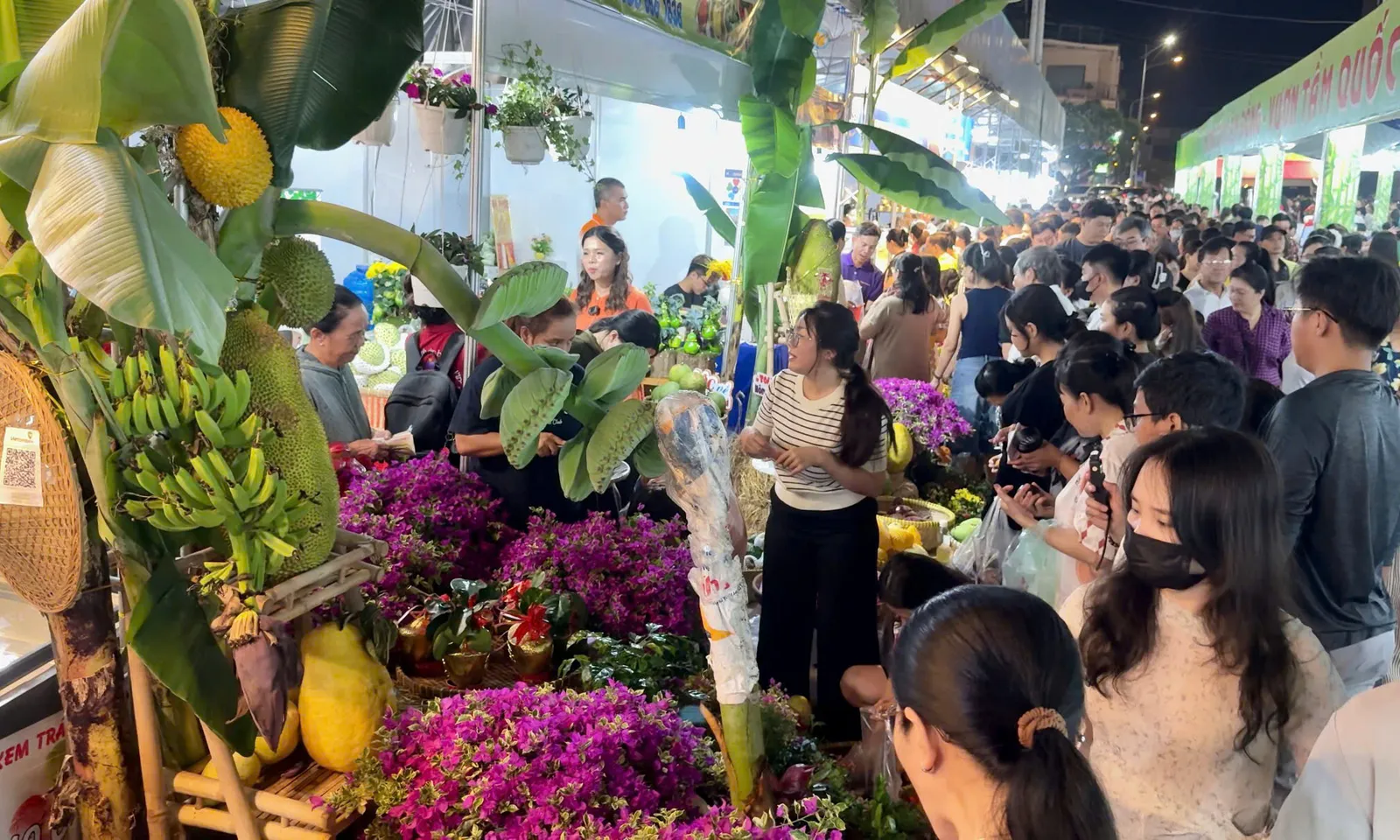 Độc đáo phiên chợ nông sản Bình Đông kết hợp trải nghiệm văn hóa vùng miền