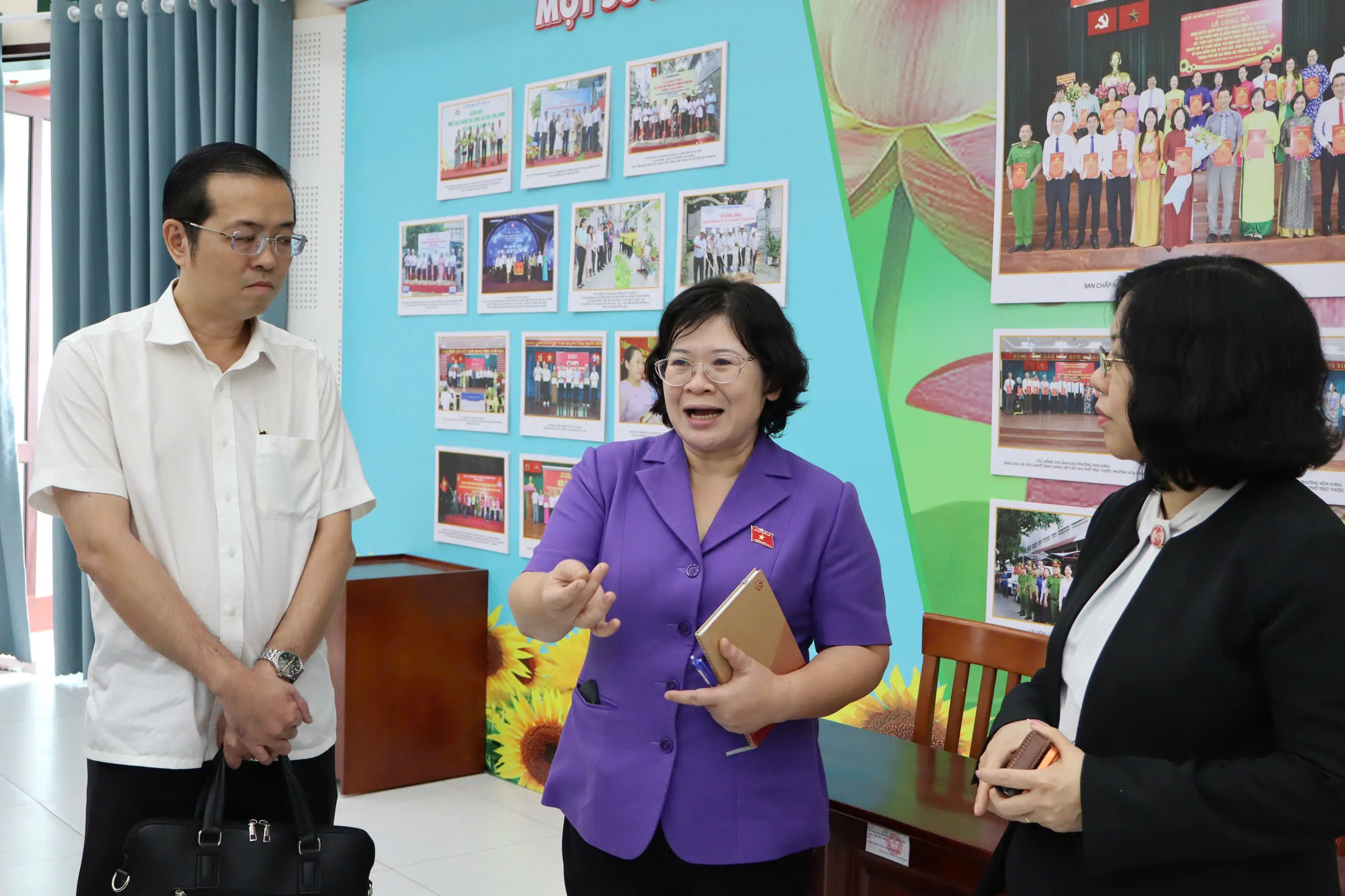 Bà Văn Thị Bạch Tuyết trao đổi với lãnh đạo các phường