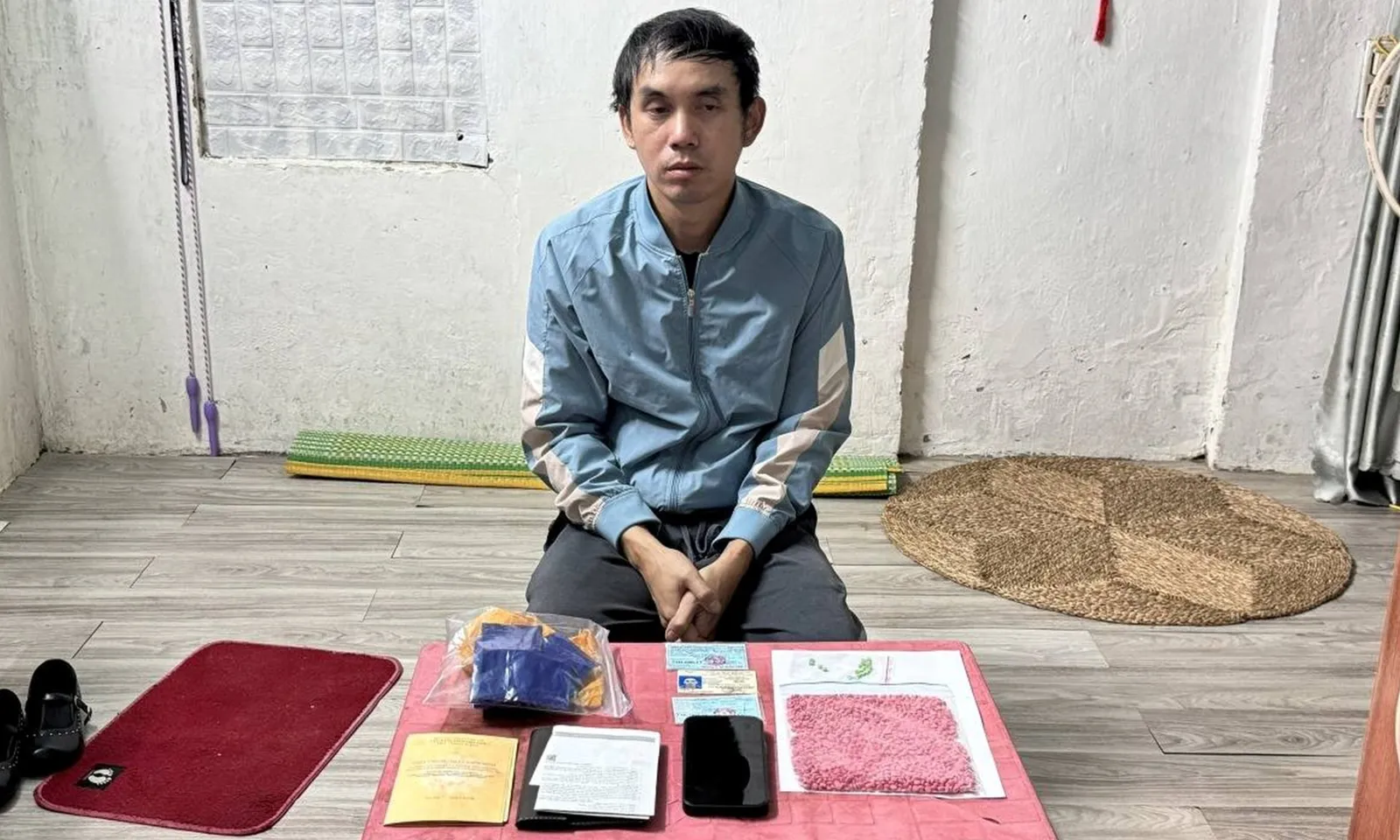 Bắt quả tang tài xế xe đầu kéo tàng trữ trái phép gần 2.000 viên ma túy tổng hợp