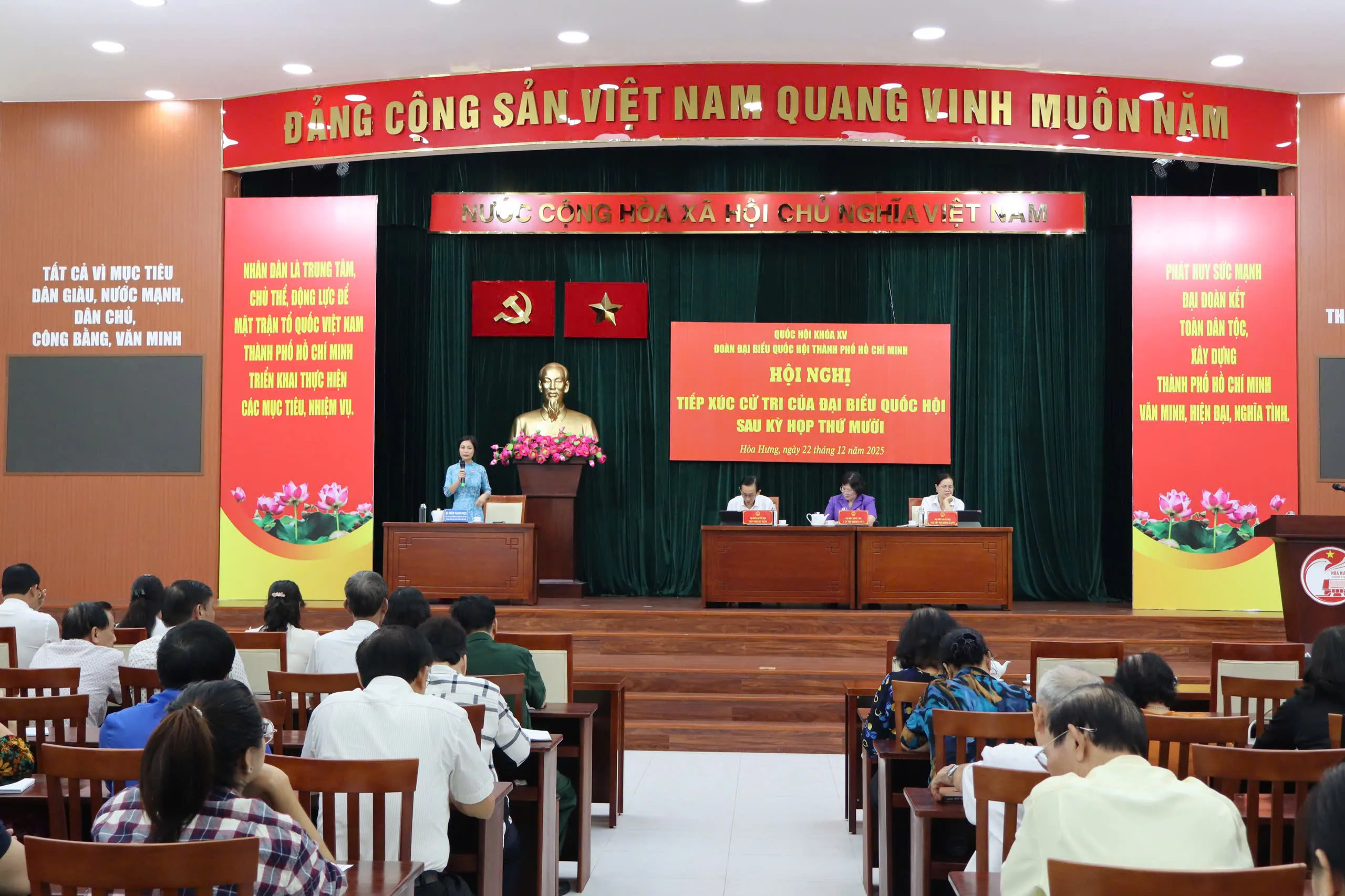 Quang cảnh buổi tiếp xúc cử tri