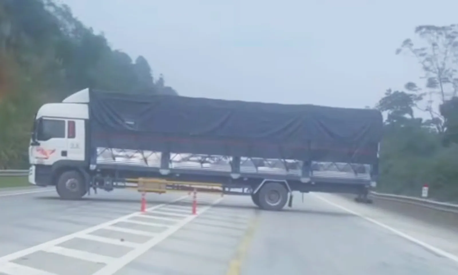 Tài xế xe tải quay đầu trên cao tốc Nội Bài - Lào Cai bị phạt 35 triệu đồng