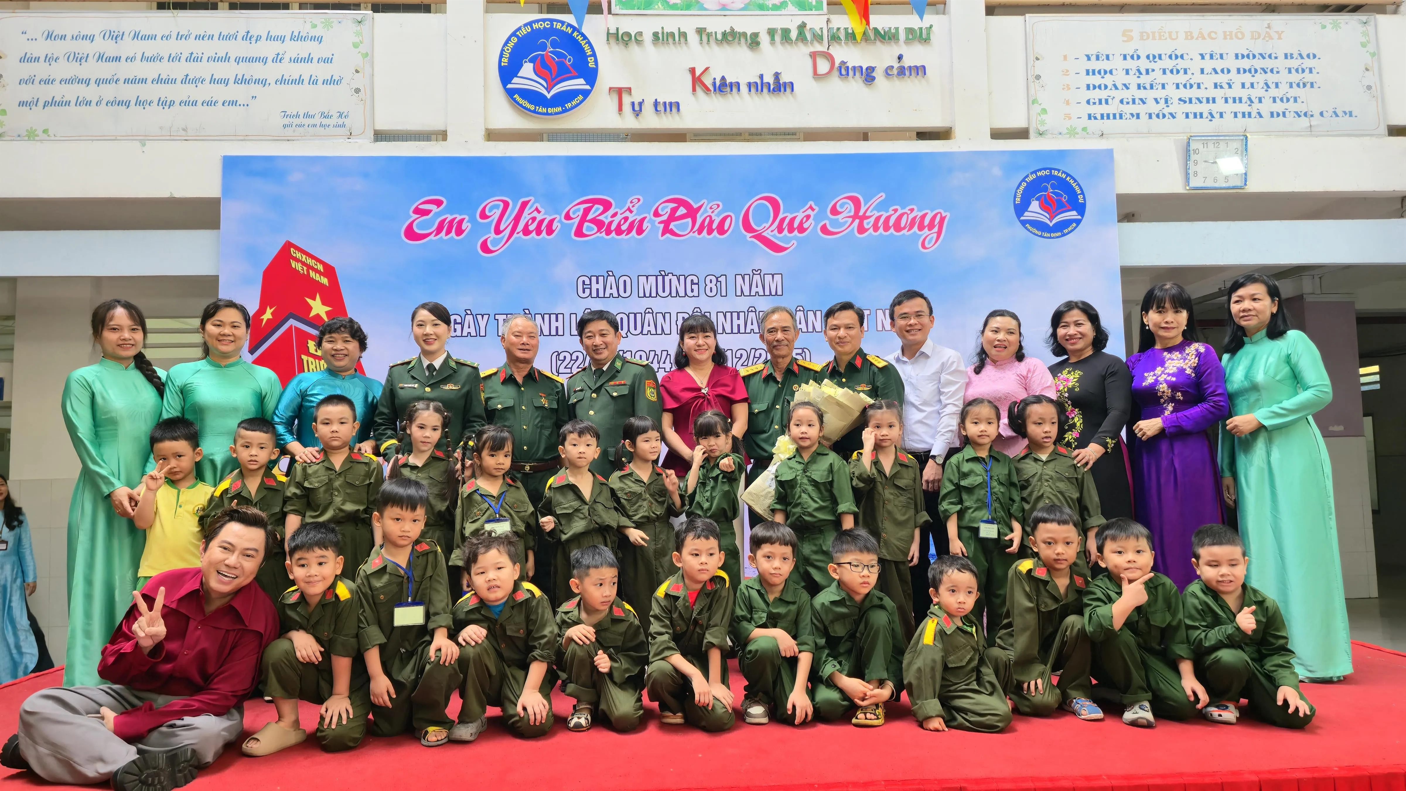 A3, chụp ảnh lưu niệm-min