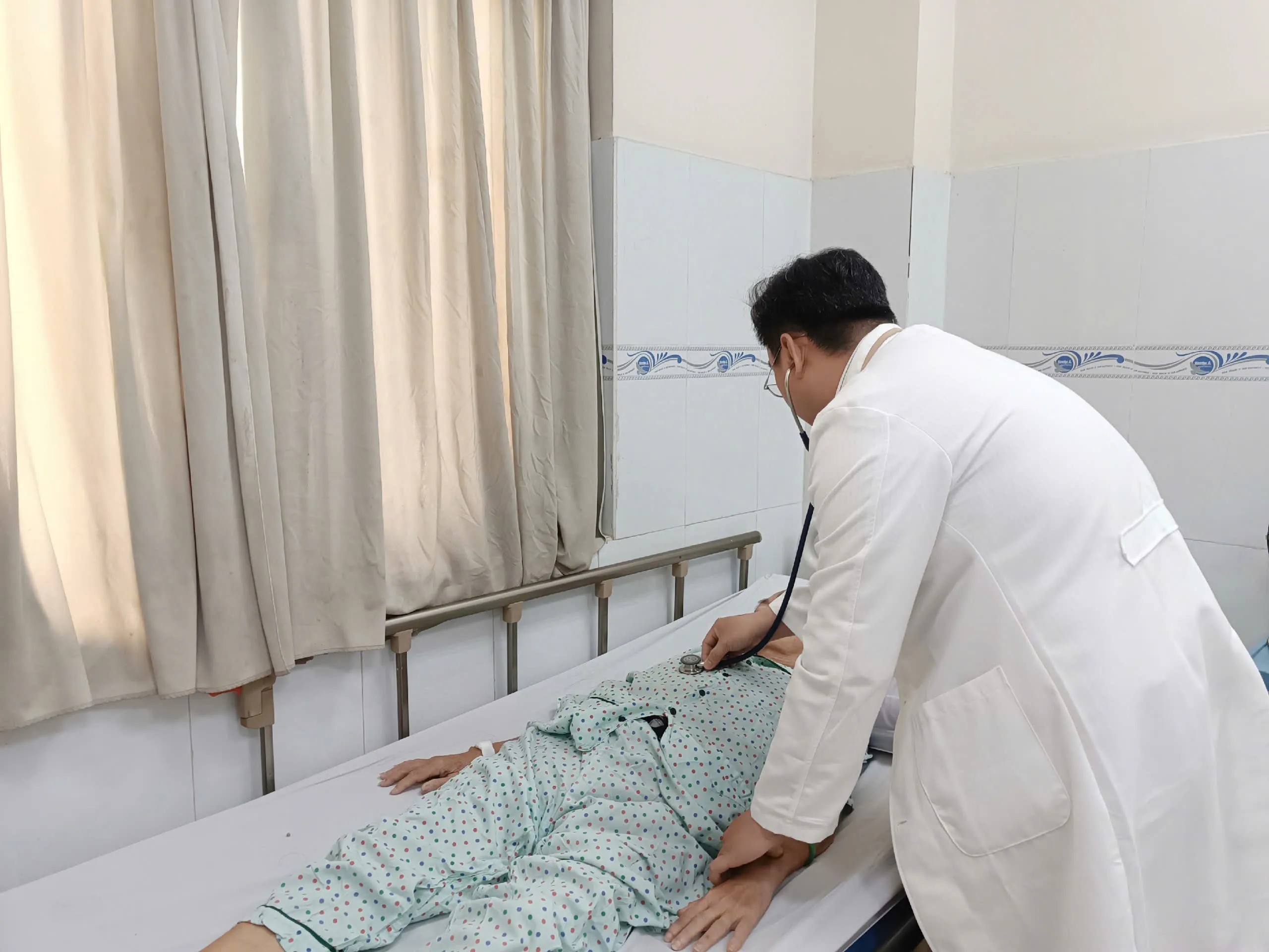 BÁC SĨ THĂM KHÁM BỆNH NHÂN