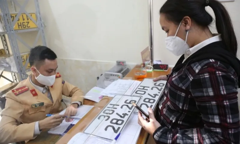Giảm phí biển số ô tô: Thị trường chờ tín hiệu