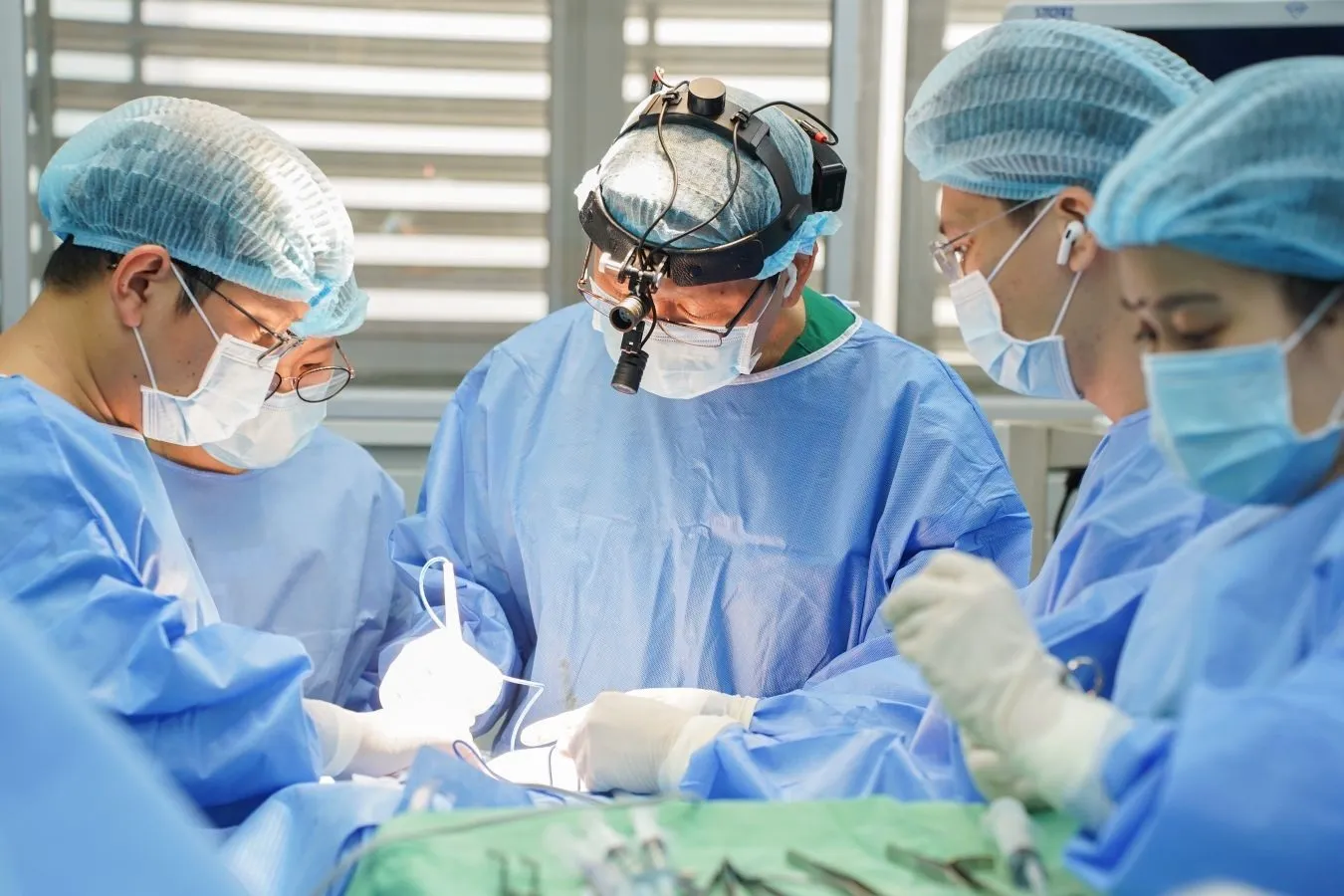Ekip bác sĩ đang phẫu thuật cho bệnh nhân