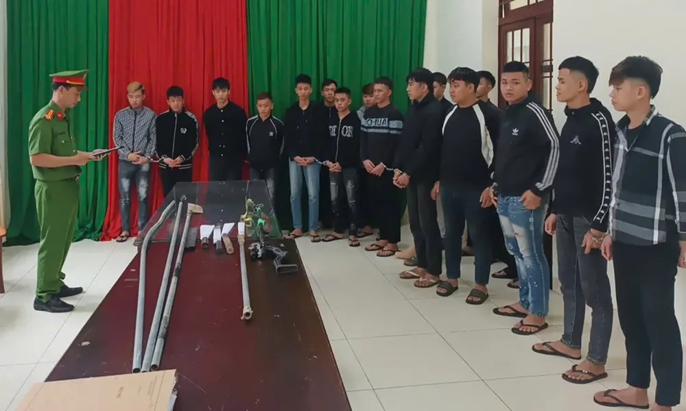 Hàng chục thanh niên tụ tập mang hung khí gây rối giữa đêm