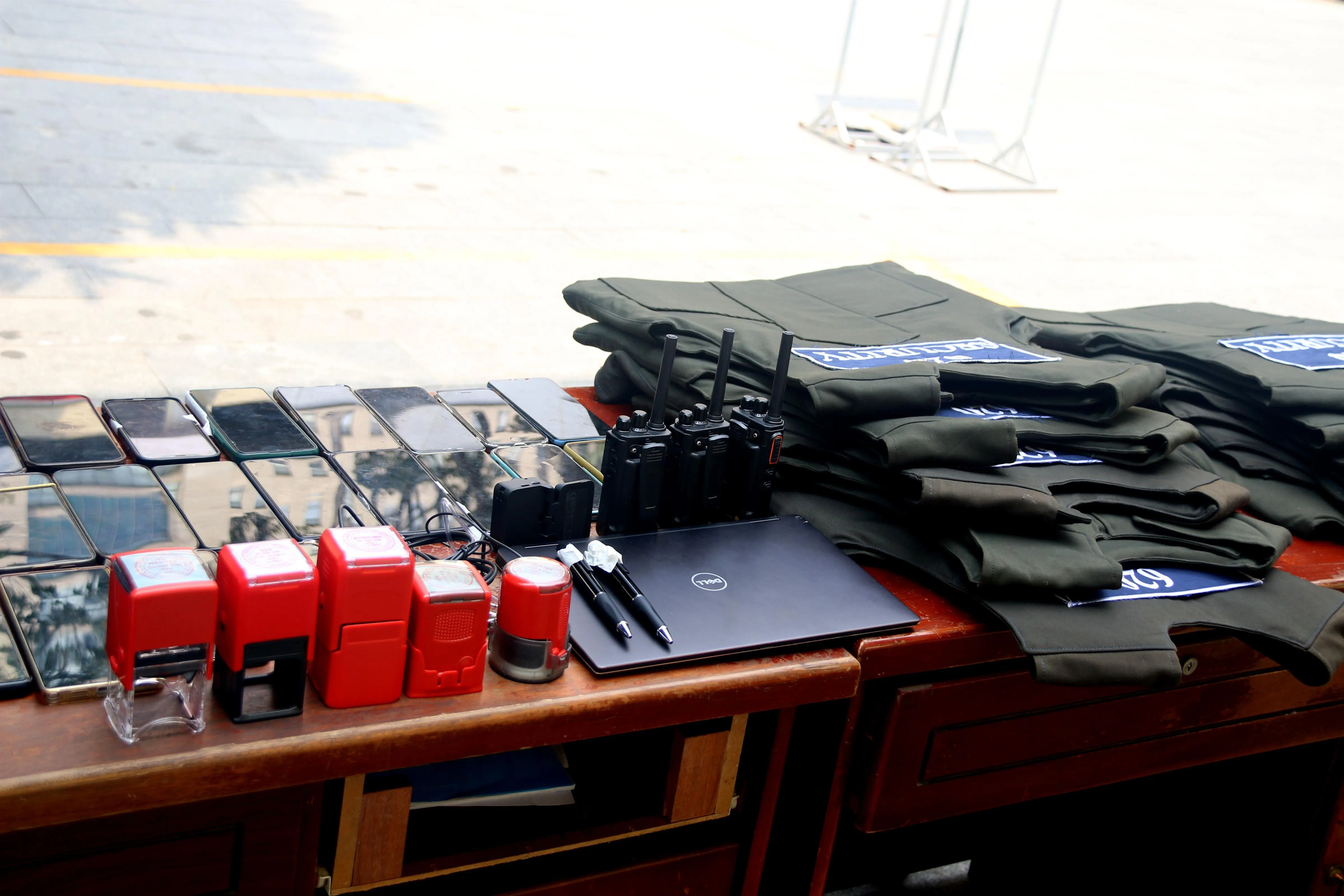 Ảnh 2 - Một số tang vật, tài liệu thu giữ được