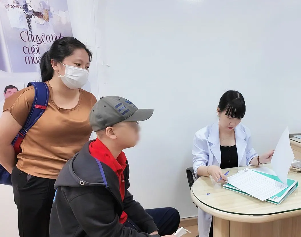 BS Phương Dung - Khám cho bệnh nhân