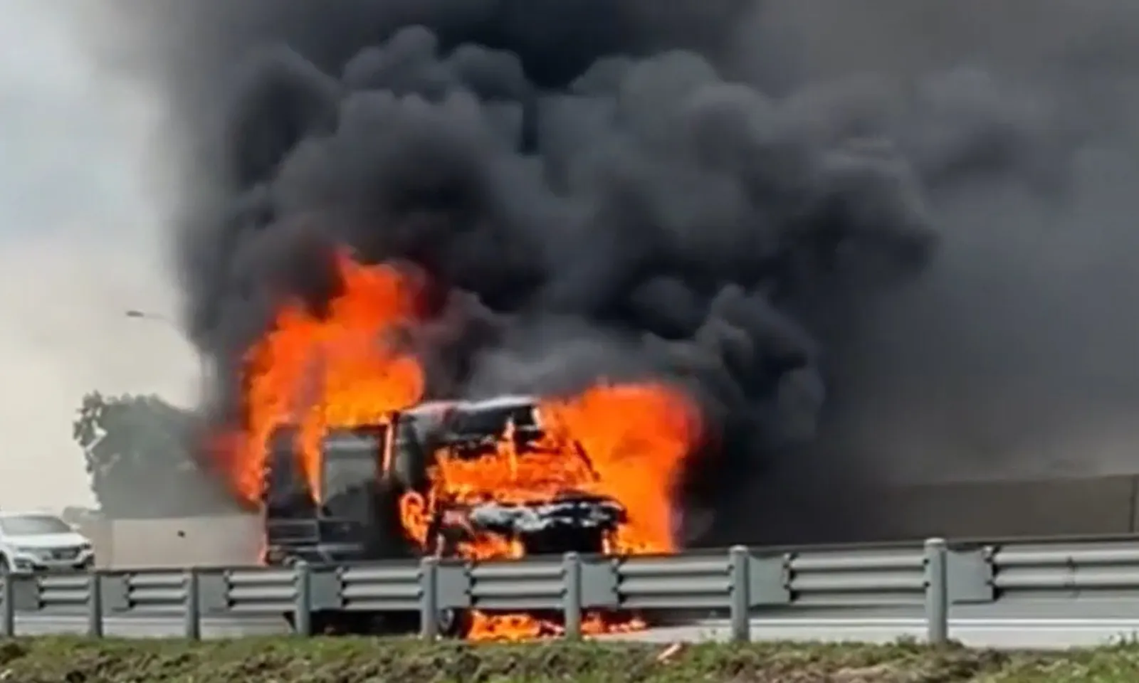 Xe khách limousine bốc cháy dữ dội trên cao tốc Hà Nội – Hải Phòng