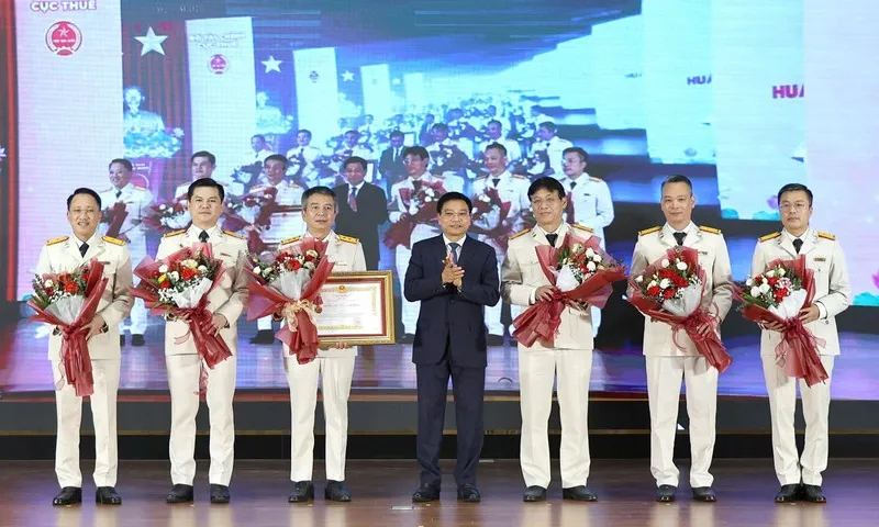 Thu ngân sách năm 2025 vượt hơn 30% dự toán, lần đầu thu nội địa vượt mốc 2 triệu tỷ đồng