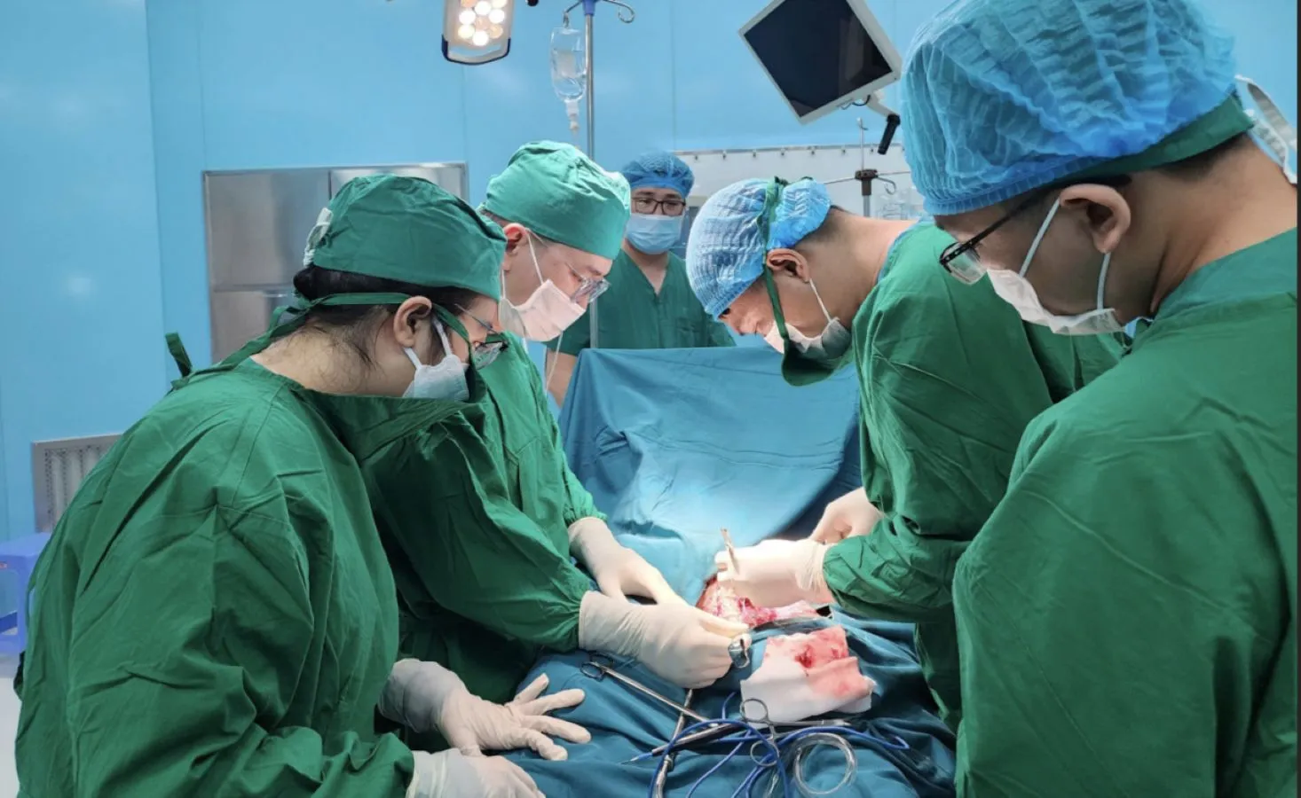 Các Bác sĩ ở Côn Đảo đang phẫu thuật cho bệnh nhân