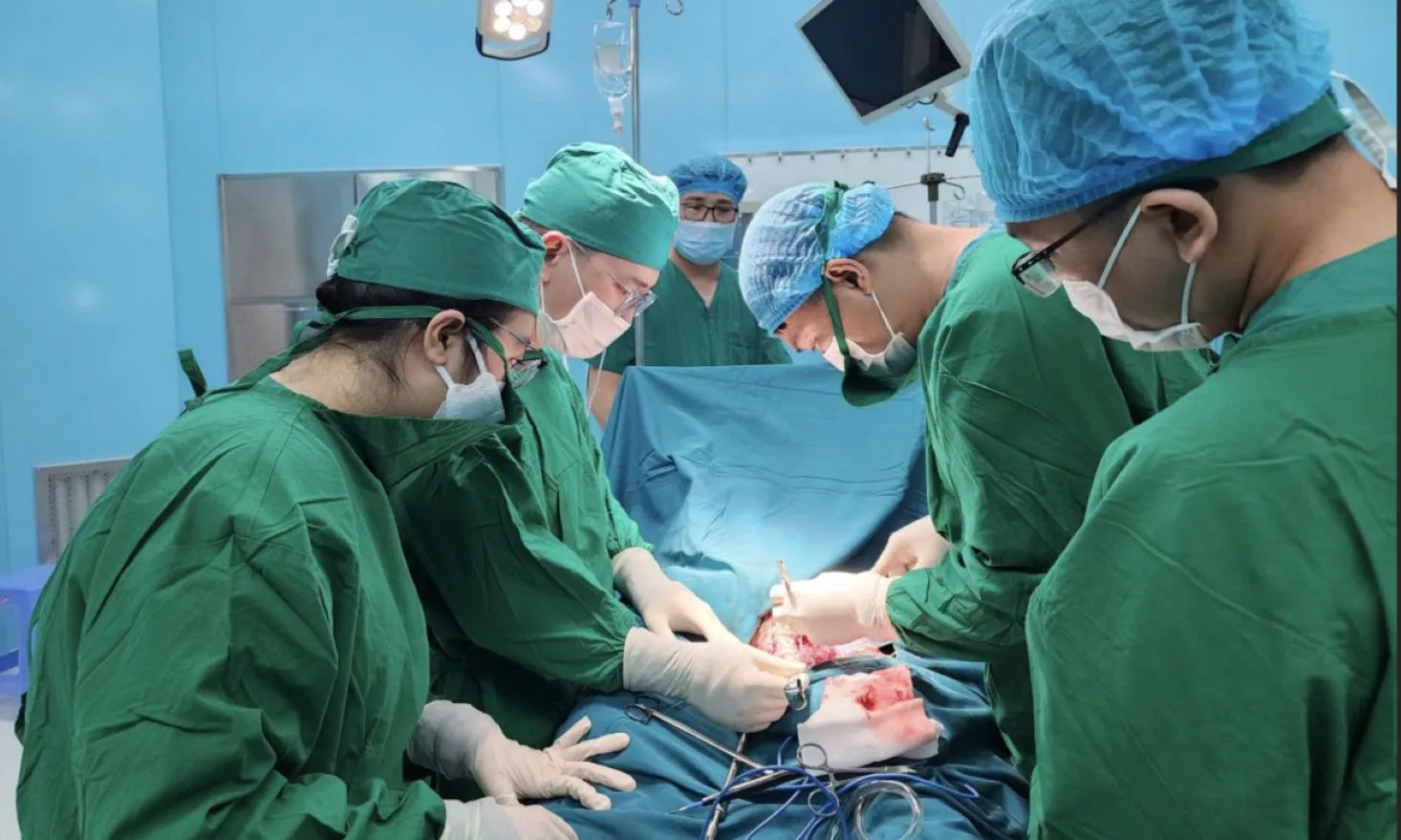 Trung tâm Y tế Quân Dân Y Đặc khu Côn Đảo cấp cứu thành công một ngư dân bị chấn thương nặng