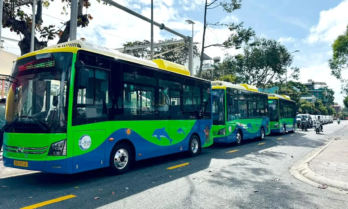 Dàn xe buýt điện xếp hàng chuẩn bị vận hành, kết nối trung tâm Côn Đảo với Cảng hàng không Côn Đảo.