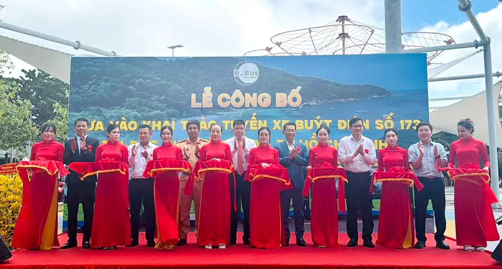 Nghi thức cắt băng công bố khai thác tuyến xe buýt điện số 173, đánh dấu bước khởi đầu cho mạng lưới giao thông xanh tại Côn Đảo.