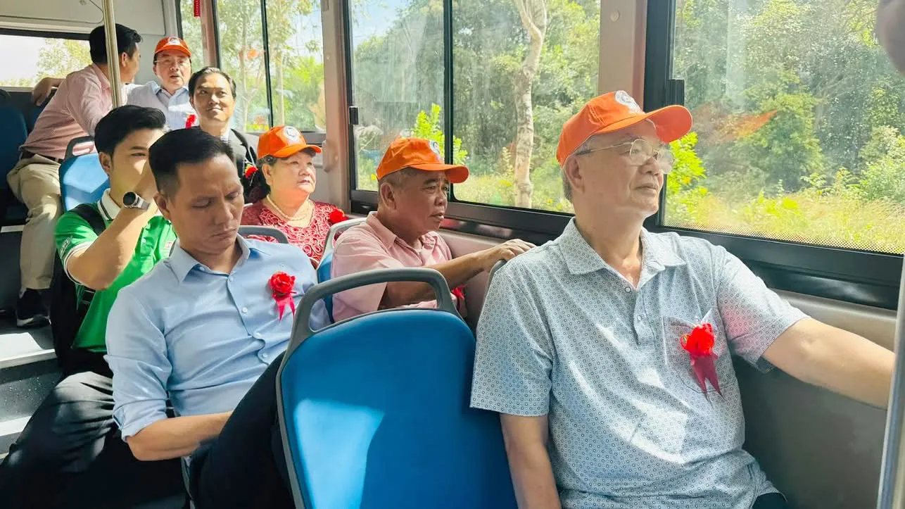 Người dân và du khách trải nghiệm vận hành